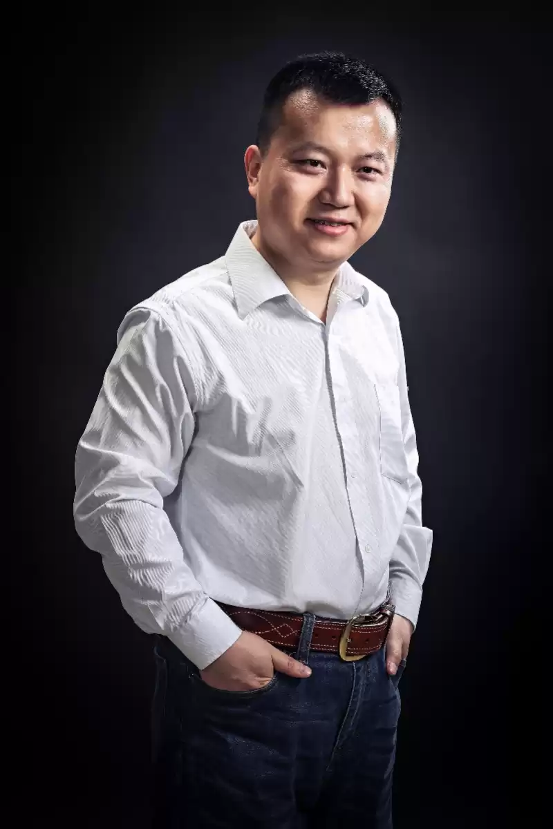 网络安全惊天真相：黑客亿万富翁的代码痴迷人生