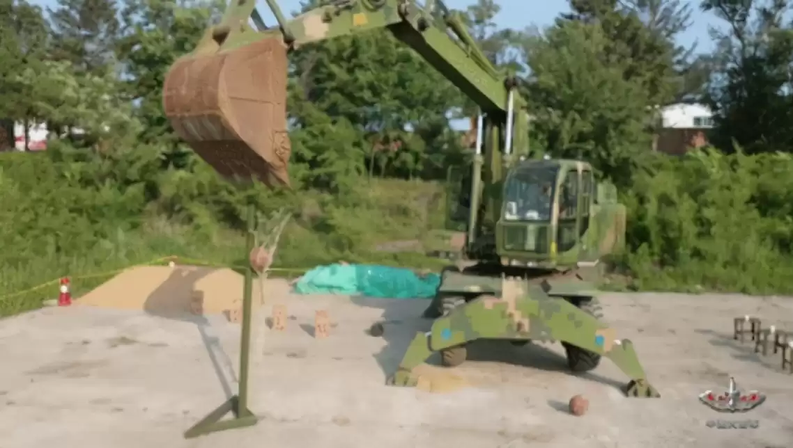 中国军人开挖掘机有多神？这些逆天操作让你惊掉下巴！