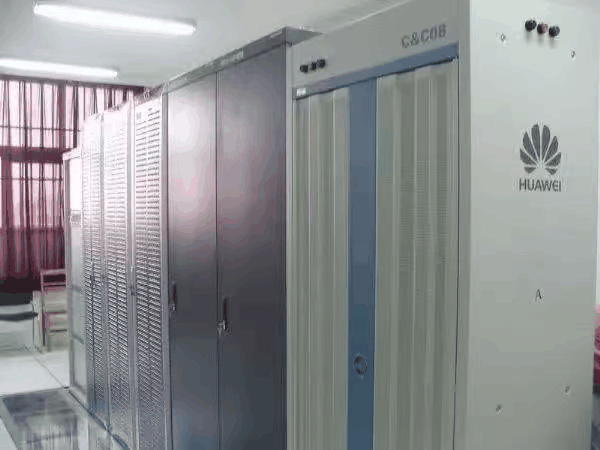 华为逆袭史诗：从2.1万到万亿帝国的生死博弈