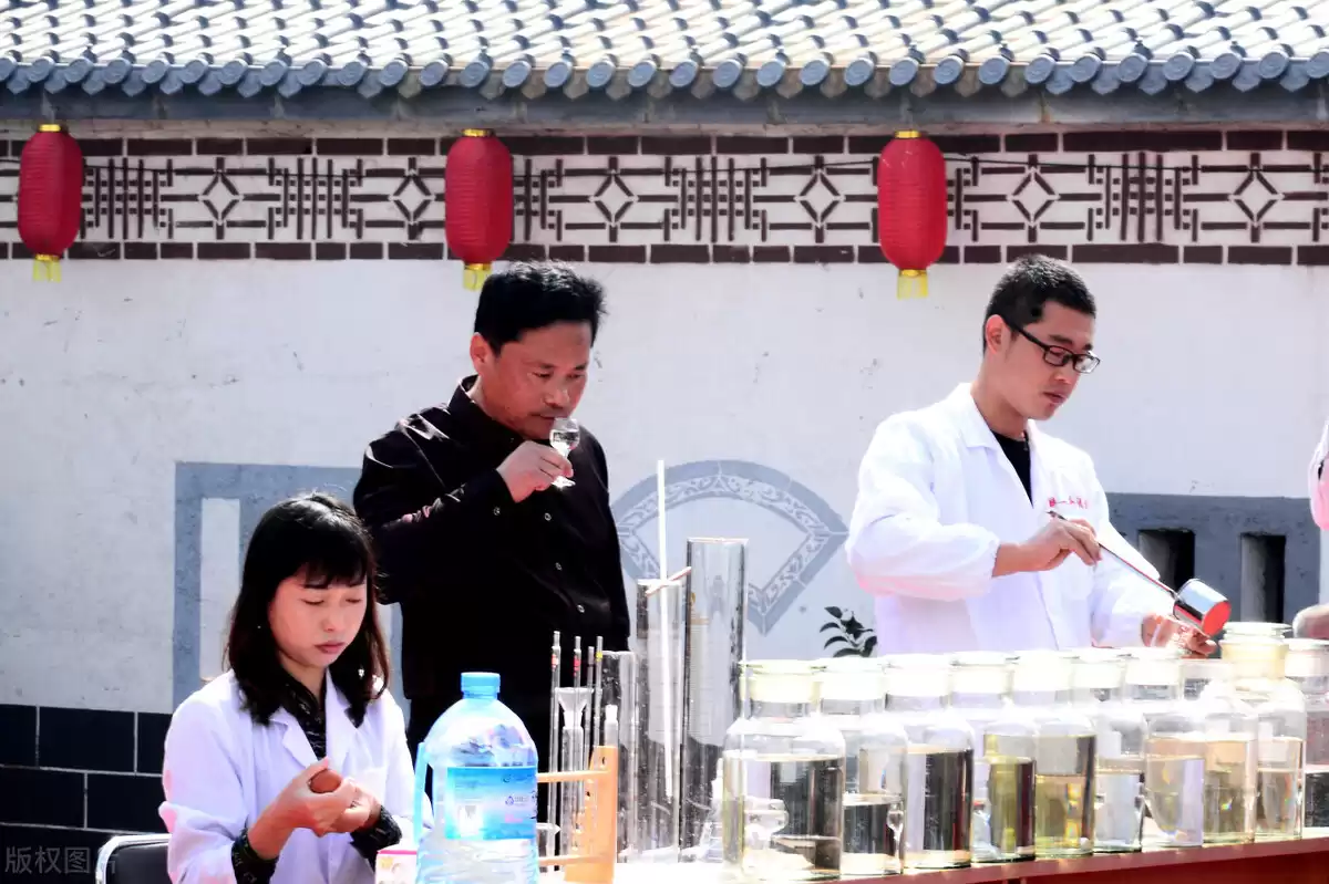 白酒勾兑真相揭秘：从造假误解到品质魔法的华丽逆袭