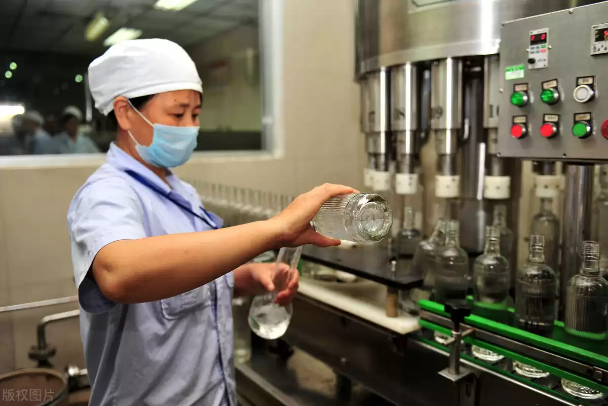 白酒勾兑真相揭秘：从造假误解到品质魔法的华丽逆袭