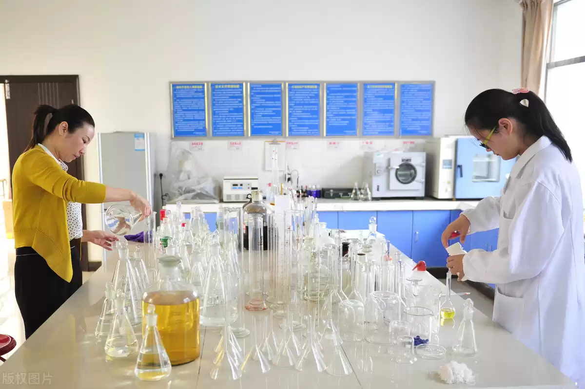 白酒勾兑真相揭秘：从造假误解到品质魔法的华丽逆袭