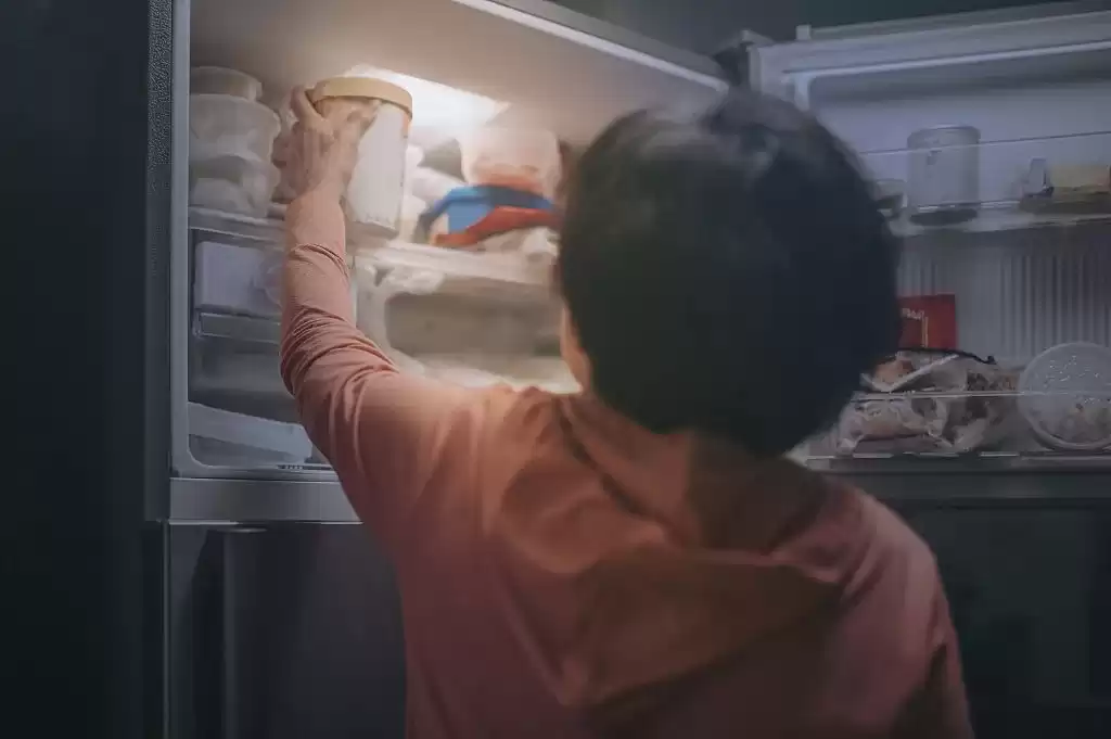 冰箱保鲜终极攻略：告别乱塞！3招搞定异味杀菌，锁住蔬果水润鲜甜