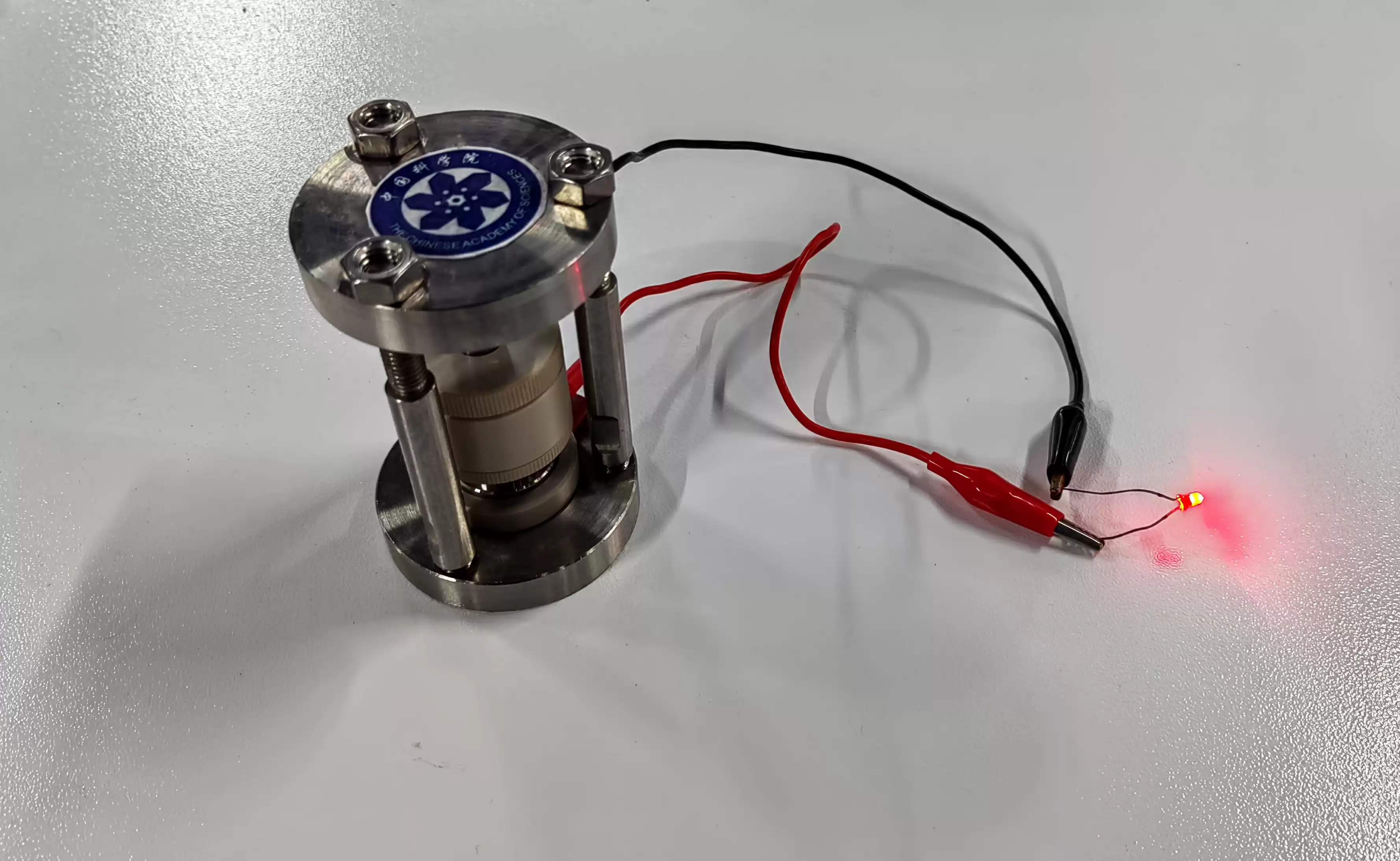 中国科研震撼突破！全球首例氢负离子电池诞生，储能效率飙升300%