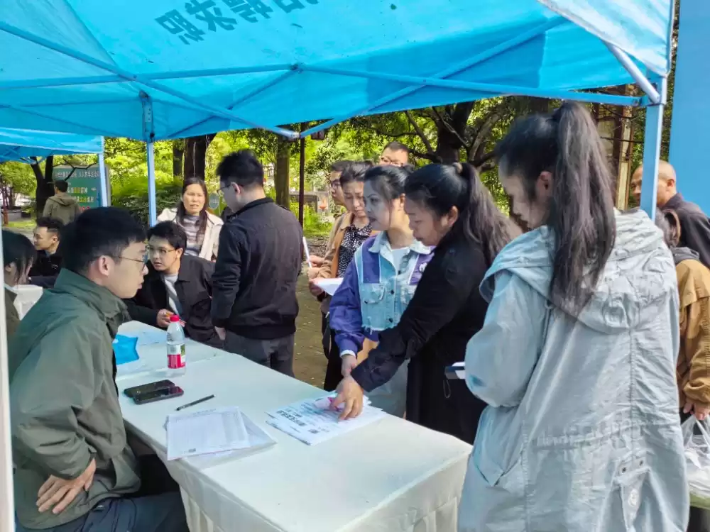 月薪8000元抢人！制造业高薪招聘会引爆求职潮，福利岗位遭热捧