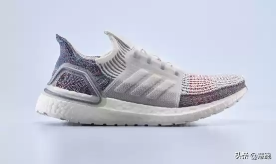 Boost王朝落幕？耐克ZoomX碾压阿迪达斯，竞速跑鞋已变天！