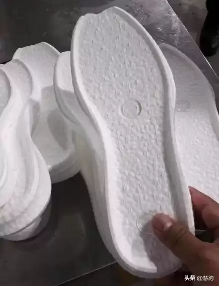 Boost王朝落幕？耐克ZoomX碾压阿迪达斯，竞速跑鞋已变天！