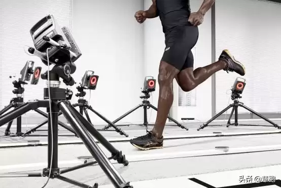 Boost王朝落幕？耐克ZoomX碾压阿迪达斯，竞速跑鞋已变天！