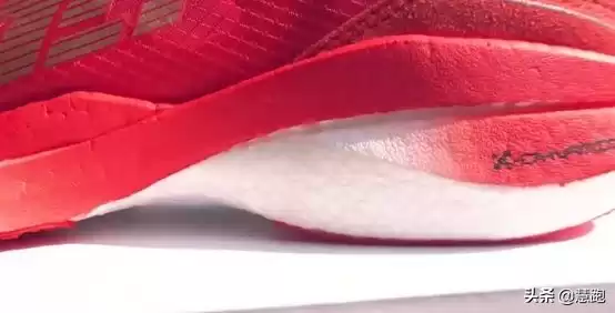 Boost王朝落幕？耐克ZoomX碾压阿迪达斯，竞速跑鞋已变天！