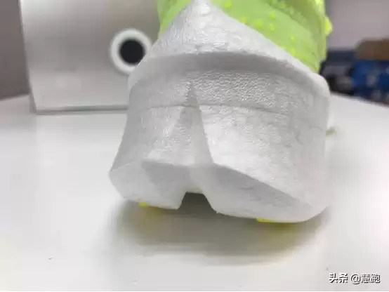 Boost王朝落幕？耐克ZoomX碾压阿迪达斯，竞速跑鞋已变天！