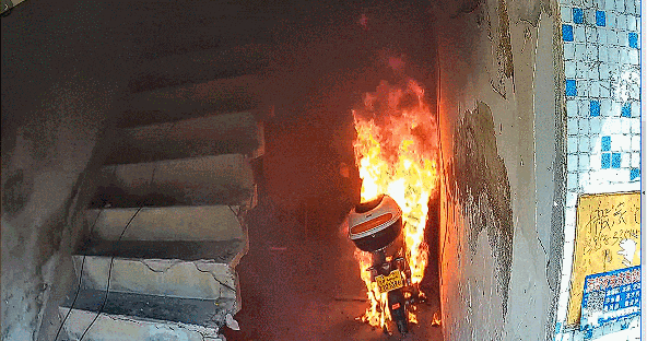 致命倒计时：新旧国标电动车燃烧实测，48秒逃生窗口竟是生死界线！