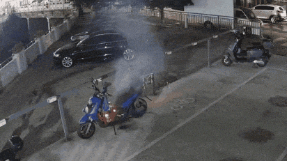 致命倒计时：新旧国标电动车燃烧实测，48秒逃生窗口竟是生死界线！