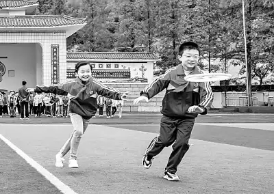 飞盘爆火全网！这样玩，健康与快乐双收