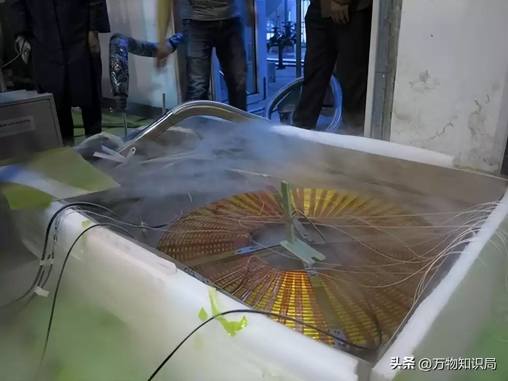 零电阻革命！超导技术如何重塑我们的能源与交通未来？