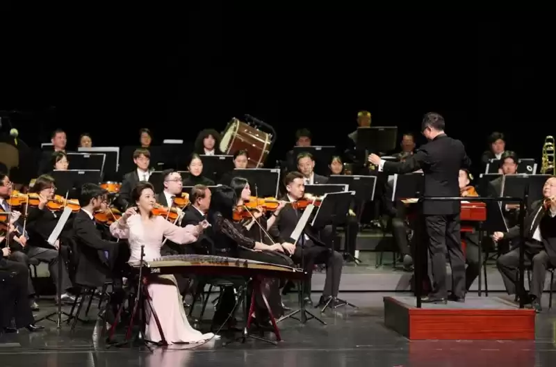 科技与艺术巅峰共鸣：92岁何占豪执棒《梁祝》，66周年传奇震撼西施故里！