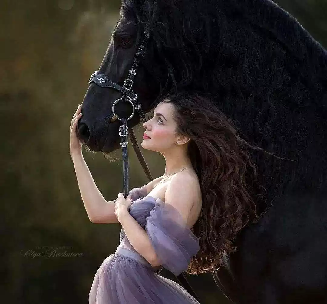 当芭蕾舞者遇见骏马：解锁人体摄影的巅峰艺术与震撼反差