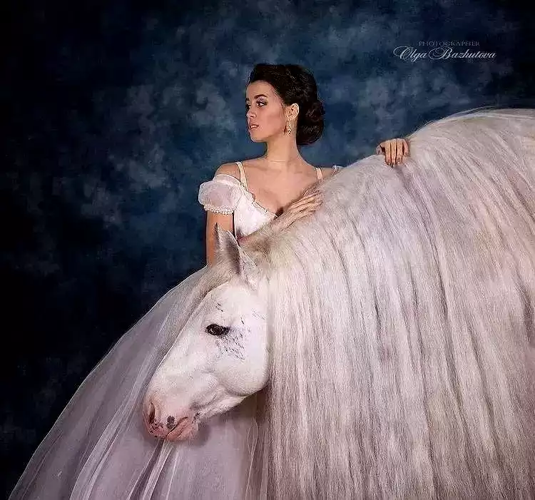 当芭蕾舞者遇见骏马：解锁人体摄影的巅峰艺术与震撼反差