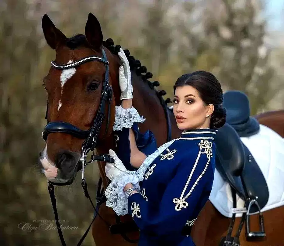 当芭蕾舞者遇见骏马：解锁人体摄影的巅峰艺术与震撼反差