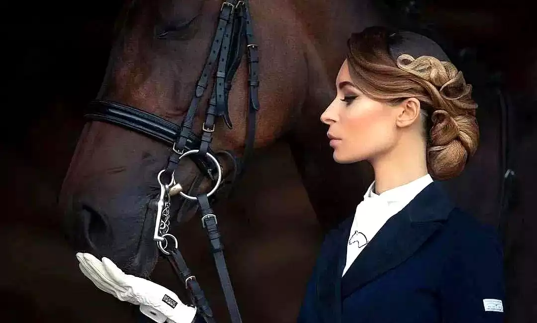 当芭蕾舞者遇见骏马：解锁人体摄影的巅峰艺术与震撼反差