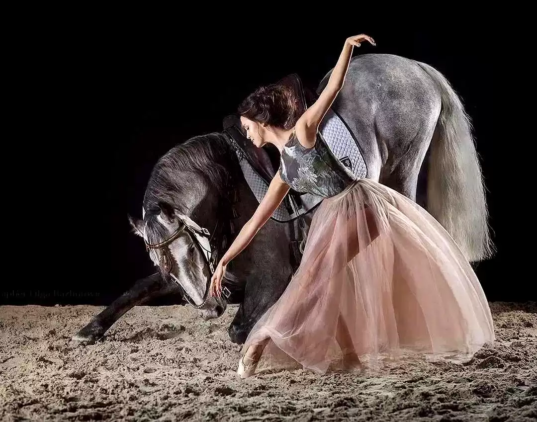 当芭蕾舞者遇见骏马：解锁人体摄影的巅峰艺术与震撼反差