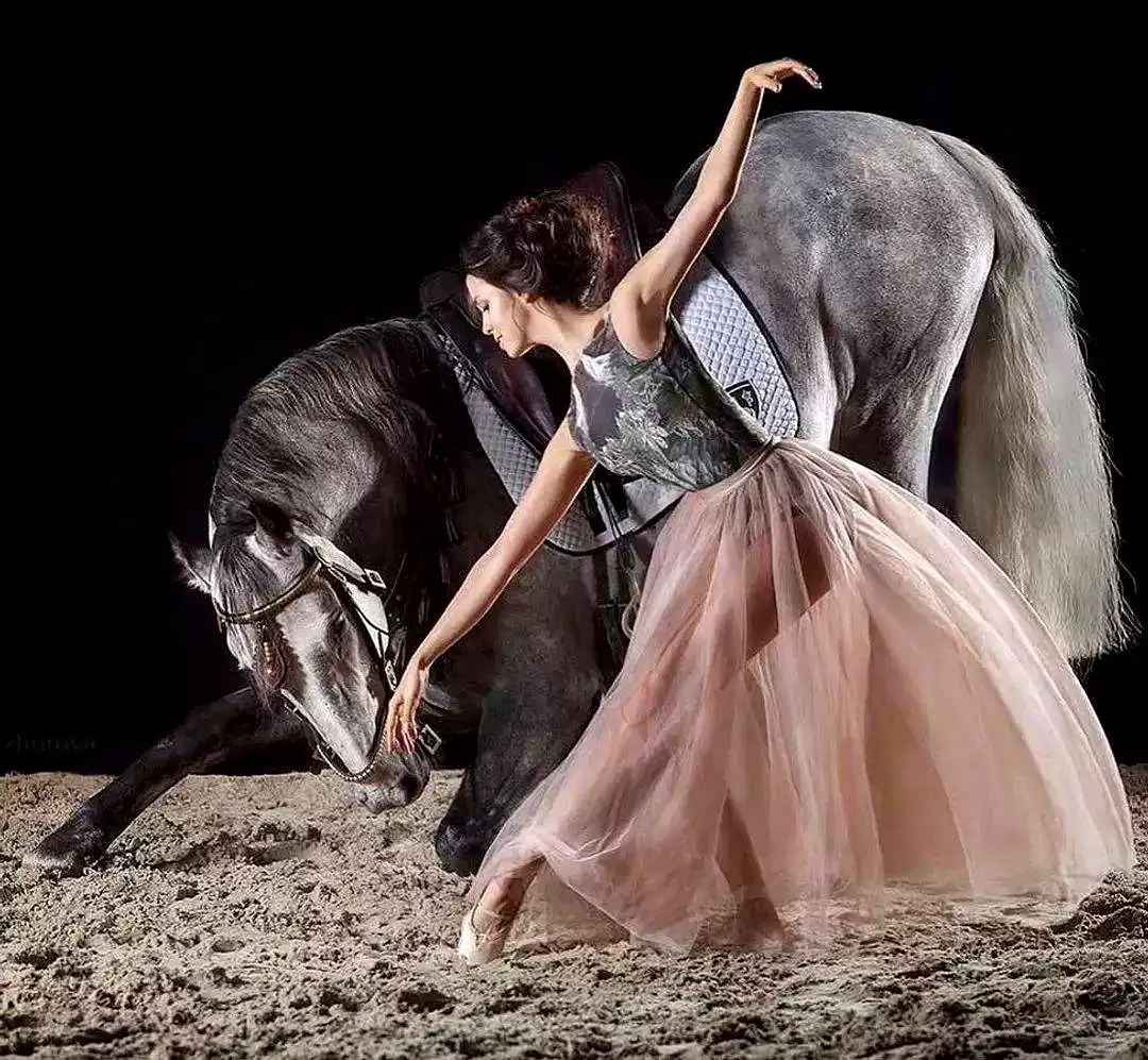 当芭蕾舞者遇见骏马：解锁人体摄影的巅峰艺术与震撼反差