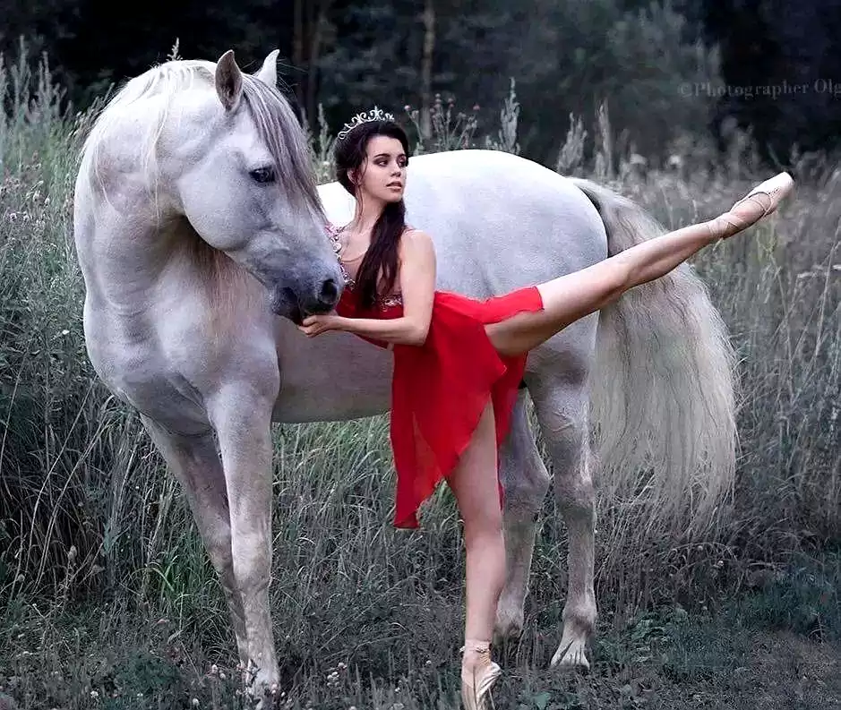 当芭蕾舞者遇见骏马：解锁人体摄影的巅峰艺术与震撼反差
