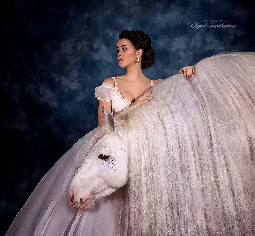 当芭蕾舞者遇见骏马：解锁人体摄影的巅峰艺术与震撼反差