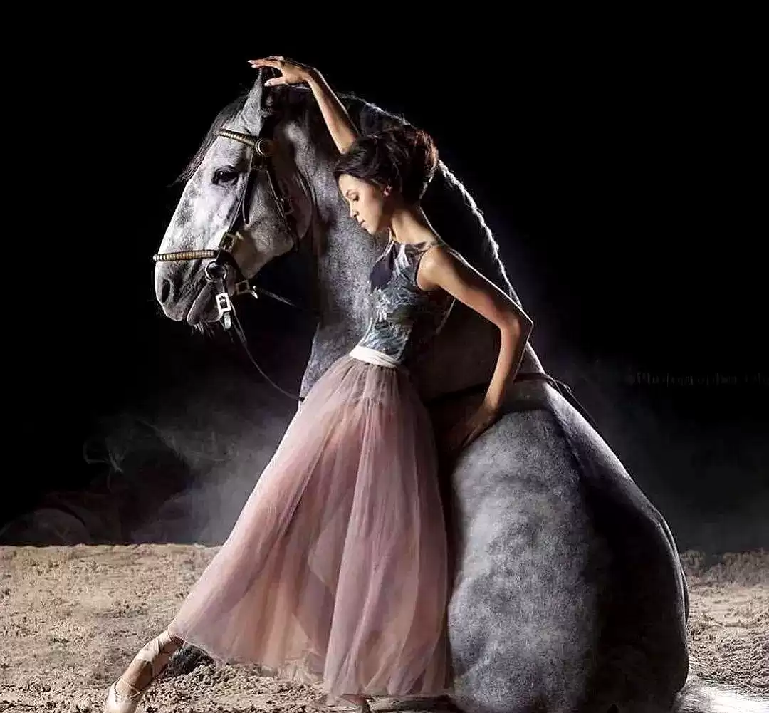 当芭蕾舞者遇见骏马：解锁人体摄影的巅峰艺术与震撼反差