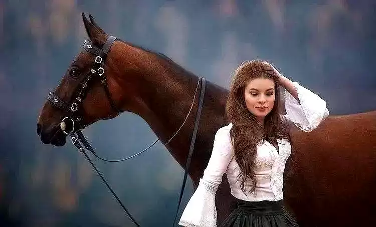 当芭蕾舞者遇见骏马：解锁人体摄影的巅峰艺术与震撼反差