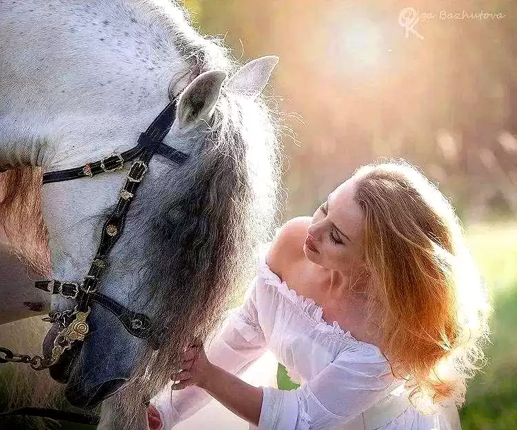 当芭蕾舞者遇见骏马：解锁人体摄影的巅峰艺术与震撼反差