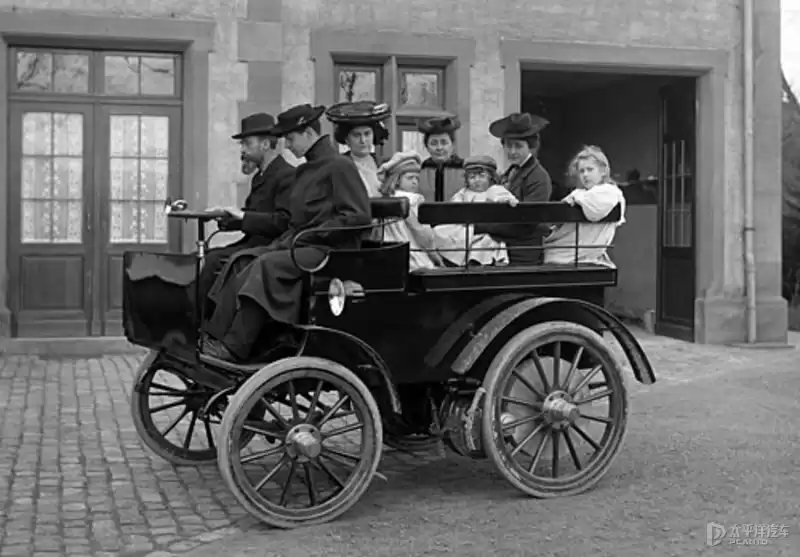 12V电瓶：70年霸主地位揭秘，未来能否再续辉煌？