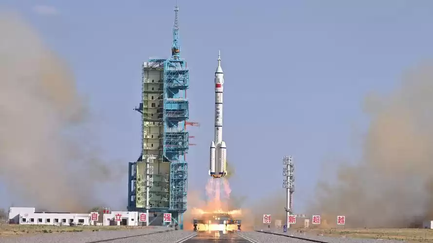 2025西方集体认怂！BBC都服气的5大中国黑科技，彻底改写全球规则