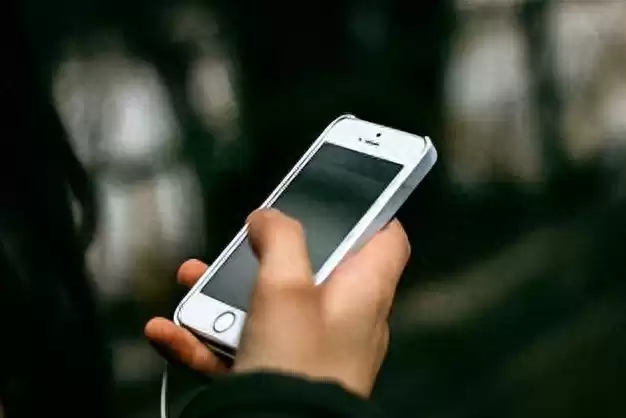 多孩家庭终结吵闹！四音区独立控声+智能分屏，一键开启全家宁静时光