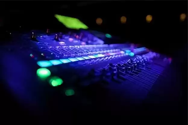 多孩家庭终结吵闹！四音区独立控声+智能分屏，一键开启全家宁静时光