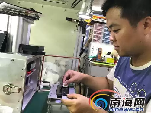 上百次碎屏淬炼，海口压屏师陈宗标如何成就“一压定屏”的黄金手？