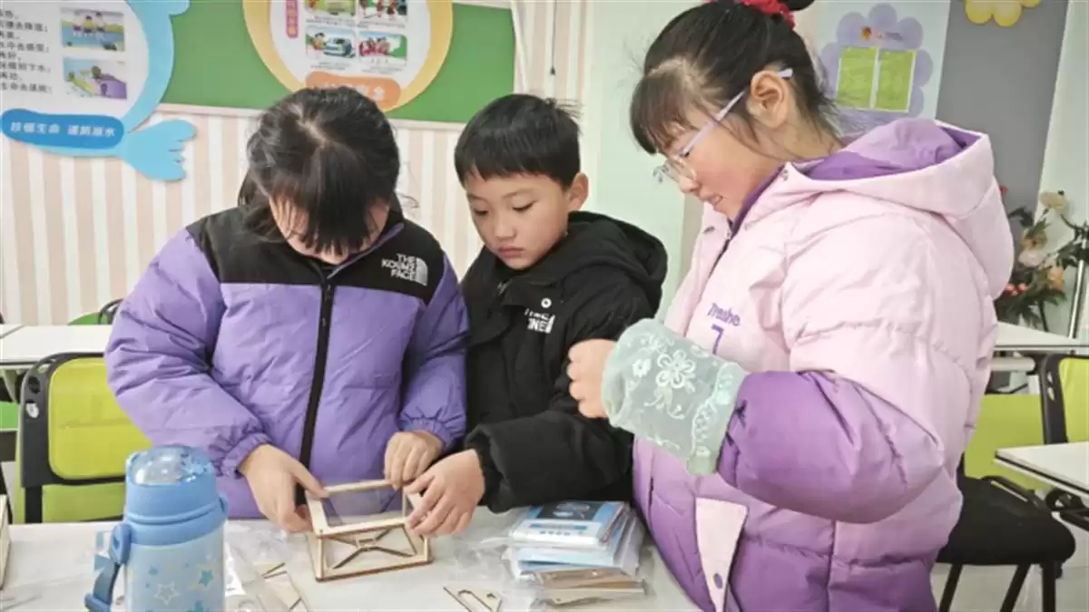 光影创想家:武汉青少年周末课堂亲手点燃3D投影奇迹! 光影创想家:武汉青少年周末课堂亲手点燃3D投影奇迹!