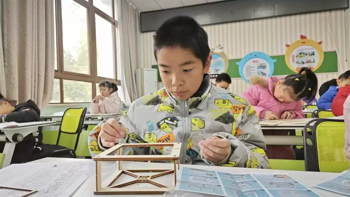 光影创想家:武汉青少年周末课堂亲手点燃3D投影奇迹! 光影创想家:武汉青少年周末课堂亲手点燃3D投影奇迹!