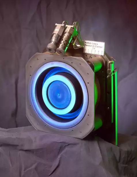 中国突破“流浪地球”推进技术！1牛顿霍尔推力器点火，星际航行迈出关键一步