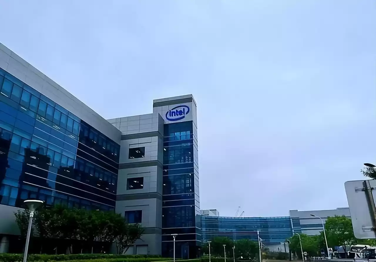 芯片霸权崩塌?中国技术反超,美国制造业陷末日危机! 芯片霸权崩塌?中国技术反超,美国制造业陷末日危机!