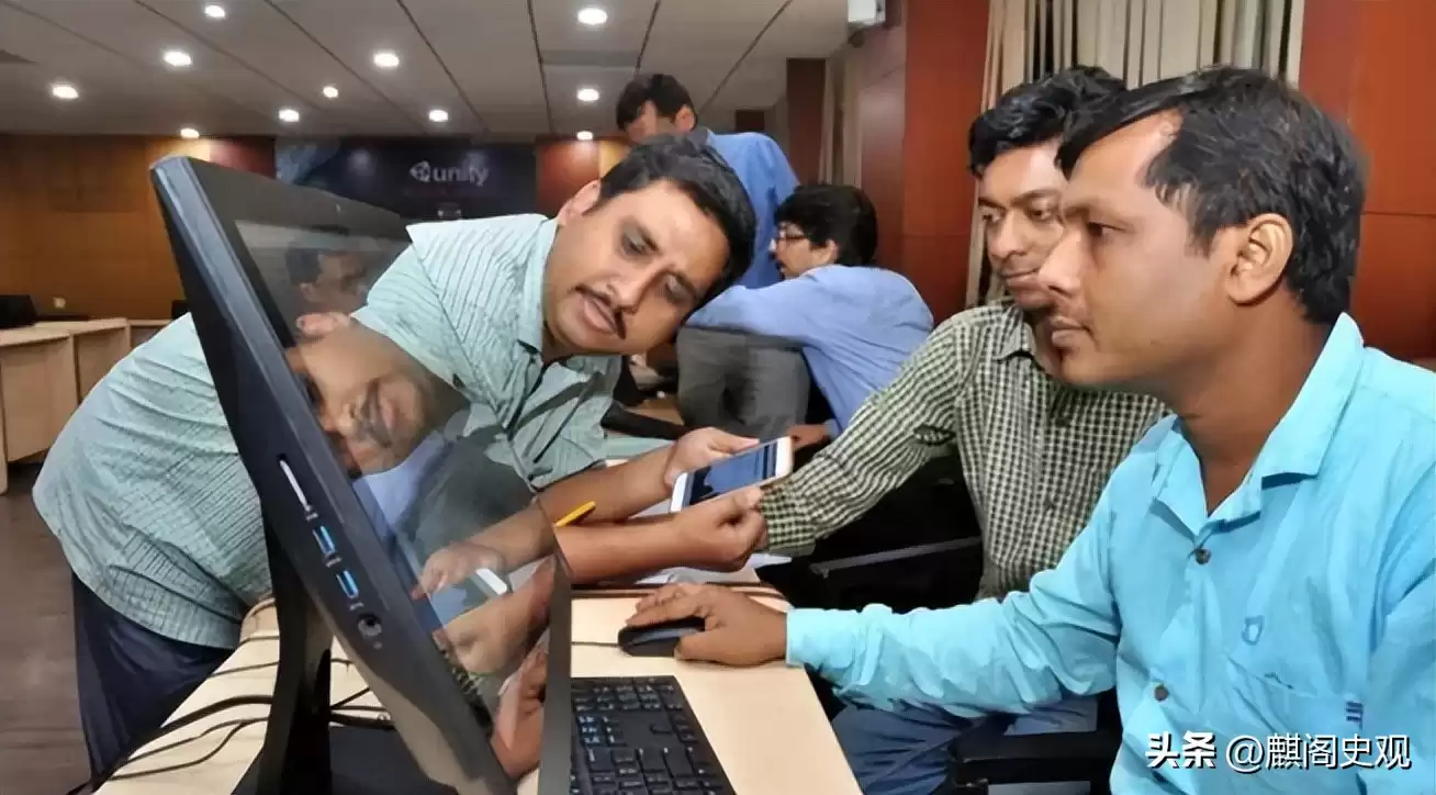 激战H-1B:硅谷巨头狂吸全球AI人才,印度IT遭遇“降维打击”? 激战H-1B:硅谷巨头狂吸全球AI人才,印度IT遭遇“降维打击”?