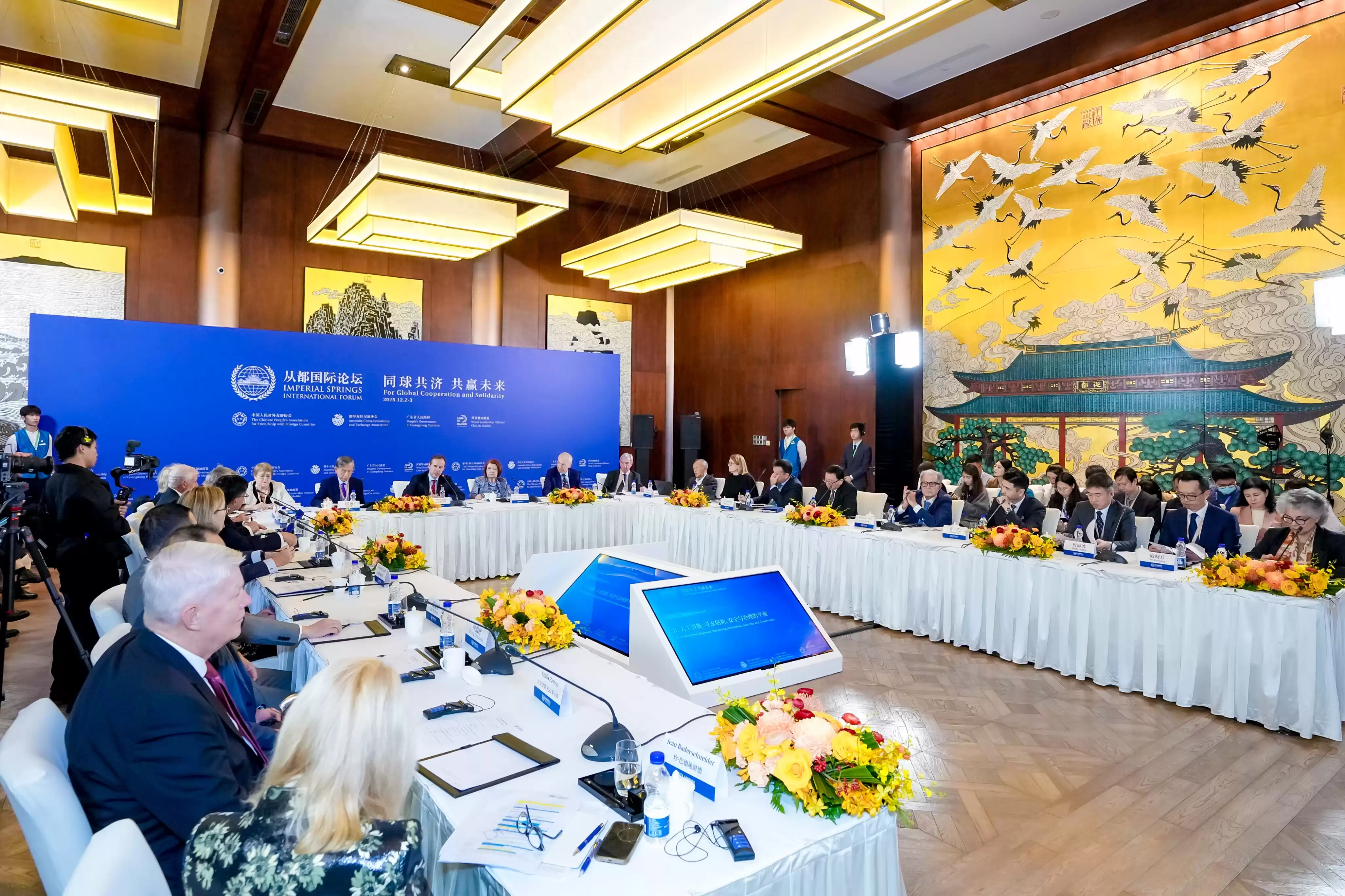 AI统治人类？前政要紧急拉响警报：技术风险失控，治理已到生死时刻！