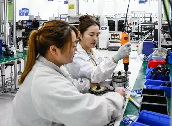 从螺丝钉到技术革命：一线装配工如何用“笨功夫”撬动智能工厂升级？