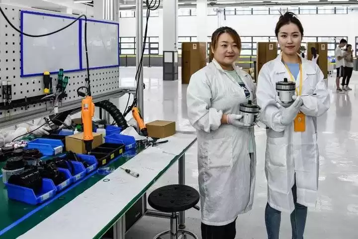 从螺丝钉到技术革命：一线装配工如何用“笨功夫”撬动智能工厂升级？