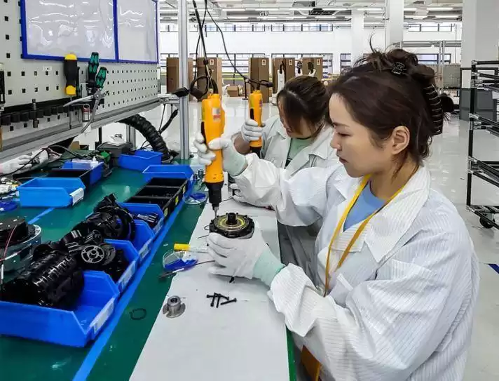 从螺丝钉到技术革命：一线装配工如何用“笨功夫”撬动智能工厂升级？