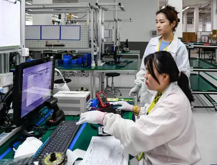 从螺丝钉到技术革命：一线装配工如何用“笨功夫”撬动智能工厂升级？
