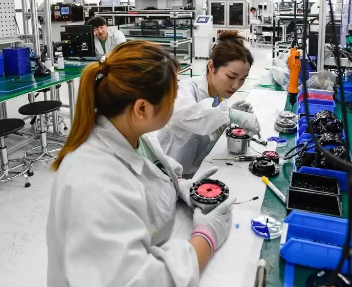 从螺丝钉到技术革命：一线装配工如何用“笨功夫”撬动智能工厂升级？
