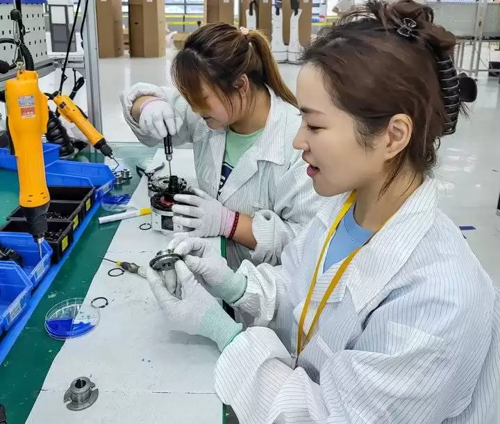 从螺丝钉到技术革命：一线装配工如何用“笨功夫”撬动智能工厂升级？
