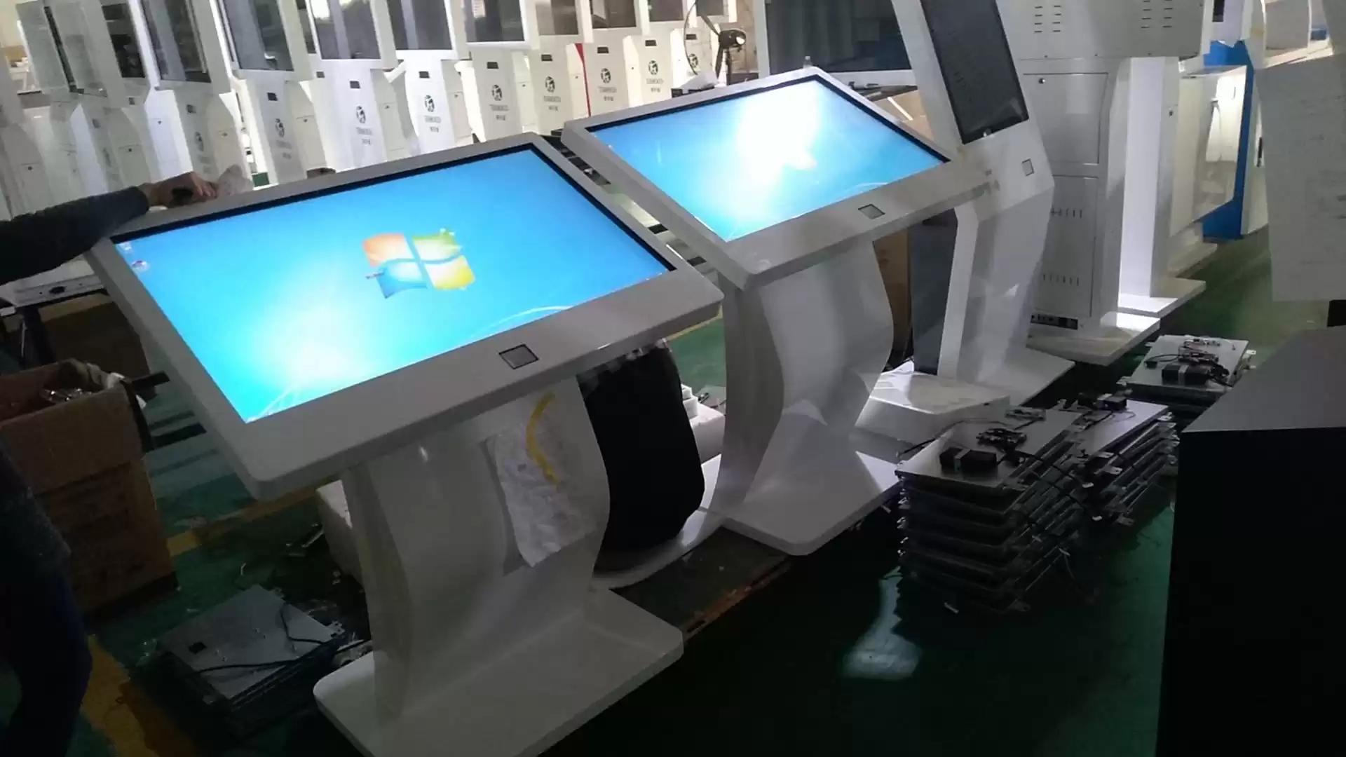 指尖上的黑科技：红外与电容触摸原理终极对决