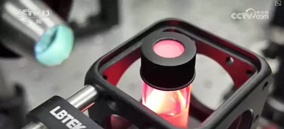 硬核突破！“能量外衣”点亮绝缘稀土，引爆下一代显示技术革命