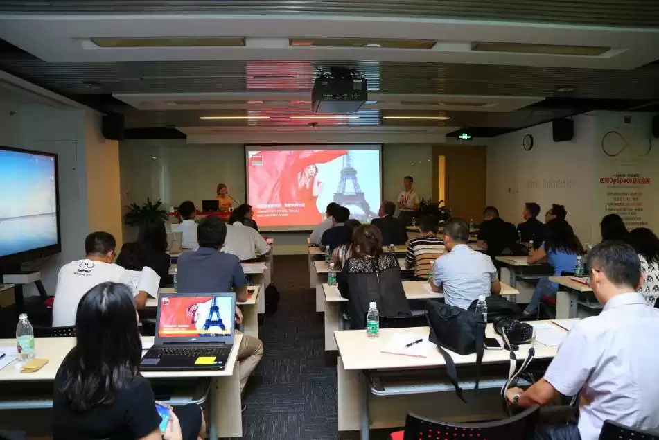 颠覆视觉未来:巴可三色纯激光拼接显示系统重塑行业标杆 颠覆视觉未来:巴可三色纯激光拼接显示系统重塑行业标杆